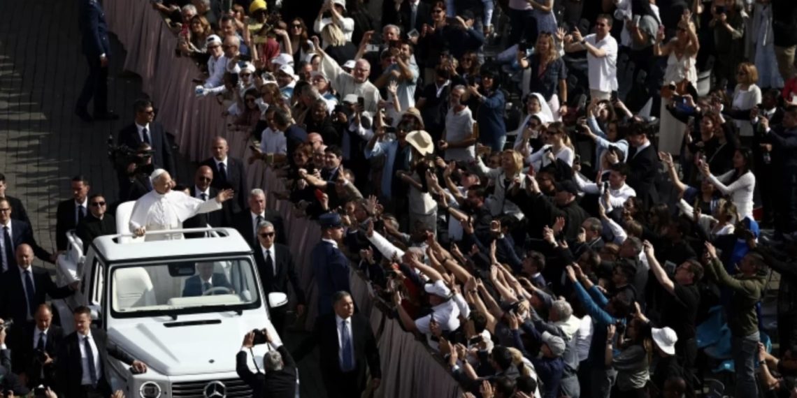 Pelantikan Paus Leo XIV (Kardinal Robert Francis Prevost) yang dihadiri sekitar 250.000 umat Katolik Dunia.