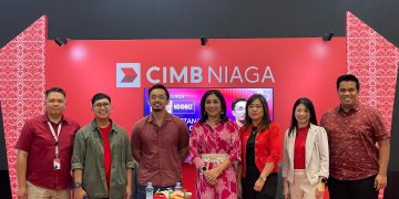Branch Area Head Kalimantan Region Area VII CIMB Niaga Heny Susetyorini (tengah) bersama CEO FudgyBro Rayendra Abiyasa (ketiga kiri) dan jajaran manajemen CIMB Niaga Kalimantan Timur di sela acara NGOBIZ (Ngobrol Biznis) di Balikpapan, Rabu (21/5/2025).