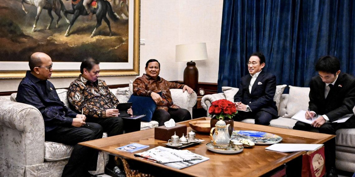 Presiden Republik Indonesia Prabowo Subianto menerima kunjungan Utusan Khusus Perdana Menteri Jepang, yang juga mantan Perdana Menteri Jepang, Fumio Kishida, beserta delegasi di kediamannya di Kertanegara, Jakarta, pada Minggu malam, 4 Mei 2025. (Foto: BPMI Setpres)