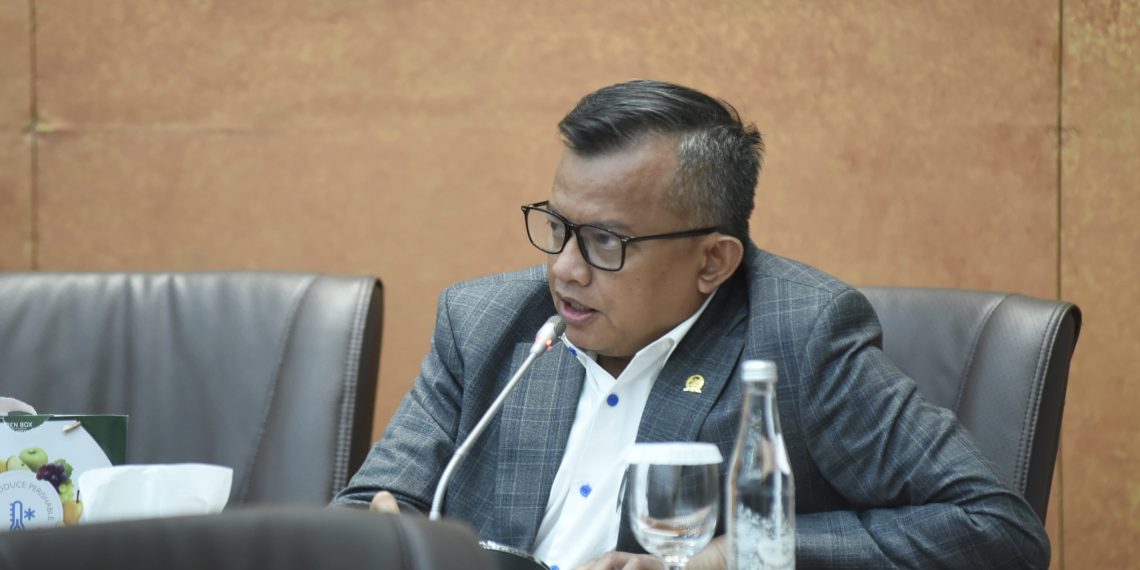 Anggota Komisi VI DPR RI, Mulyadi, saat Raker dengan Menteri Perdagangan dan Menteri BUMN, Erick Thohir di Gedung DPR, Senayan, Jakarta, Selasa (20/5/2025).