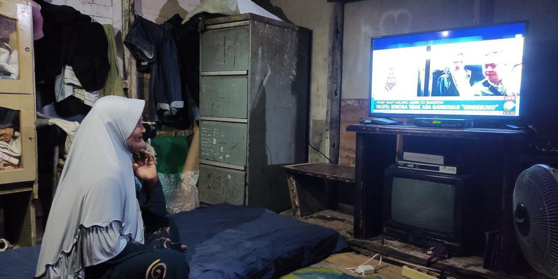 Warga Desa Sukabangun, Kabupaten Bengkayang, Kalimantan Barat dapat menikmati hiburan di televisi semenjak listrik hadir di desa mereka.