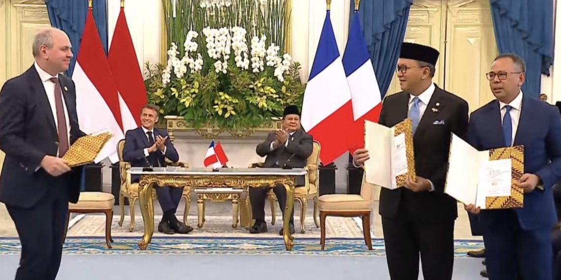 hief Executive Officer Eramet Group Paulo Castellari, Chief Executive Officer Danantara Indonesia sekaligus Menteri Investasi dan Hilirisasi Indonesia/BKPM Rosan Roeslani, dan Ketua Dewan Direktur INA Ridha Wirakusumah menandatangani nota kesepahaman (MoU) penjajakan pembentukan platform investasi strategis antara Danantara Indonesia, Indonesia Investment Authority (INA), dan Eramet di Istana Negara, Jakarta, Rabu (28/5).