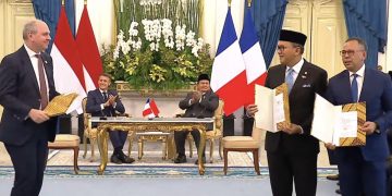 hief Executive Officer Eramet Group Paulo Castellari, Chief Executive Officer Danantara Indonesia sekaligus Menteri Investasi dan Hilirisasi Indonesia/BKPM Rosan Roeslani, dan Ketua Dewan Direktur INA Ridha Wirakusumah menandatangani nota kesepahaman (MoU) penjajakan pembentukan platform investasi strategis antara Danantara Indonesia, Indonesia Investment Authority (INA), dan Eramet di Istana Negara, Jakarta, Rabu (28/5).