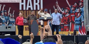 Presiden Prabowo saat memberikan pidato di hadapan 200 ribu buruh di Lapangan Monas, Jakarta