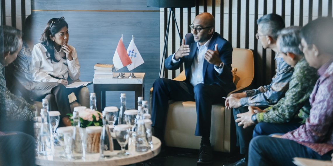 Meutya saat bertemu Senior Vice President Oracle untuk Jepang dan Asia Pasifik (JAPAC), Chris Chelliah, di Jakarta, Senin (5/5/2025).