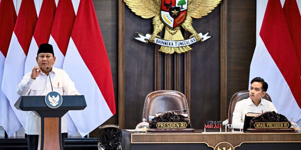 Presiden menyampaikan pengantar pada Sidang Kabinet Paripurna di Ruang Sidang Kabinet, Istana Kepresidenan Jakarta, pada Senin, 5 Mei 2025. (Foto: BPMI Setpres)