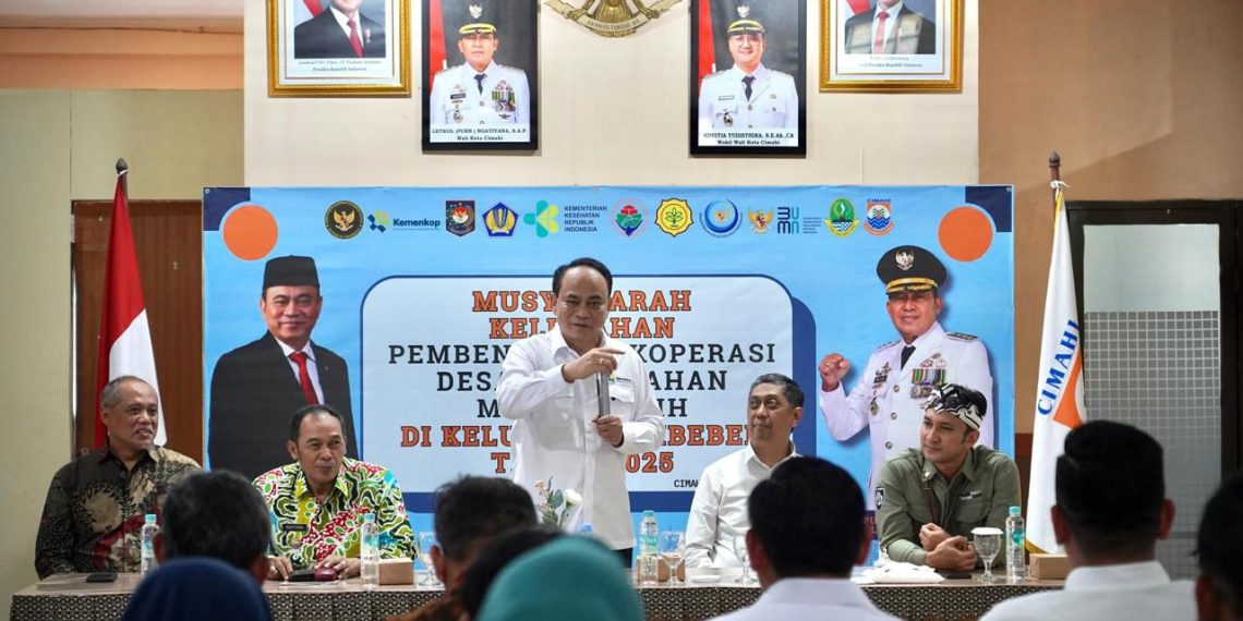 Menkop Budi Arie dalam kunjungan kerjanya ke Desa Cibeber Kota Cimahi, Jawa Barat, Kamis (15/5).