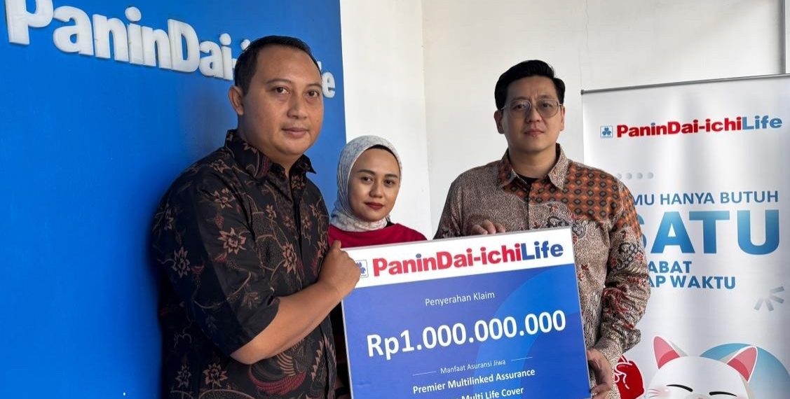Serah terima klaim dilakukan secara simbolik oleh Andre Yoginata, selaku Head of Marketing and Corporate Communications kepada ahli waris dari nasabah di Kantor Pemasaran Panin Dai-ichi Life di Bali.