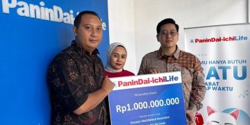 Serah terima klaim dilakukan secara simbolik oleh Andre Yoginata, selaku Head of Marketing and Corporate Communications kepada ahli waris dari nasabah di Kantor Pemasaran Panin Dai-ichi Life di Bali.