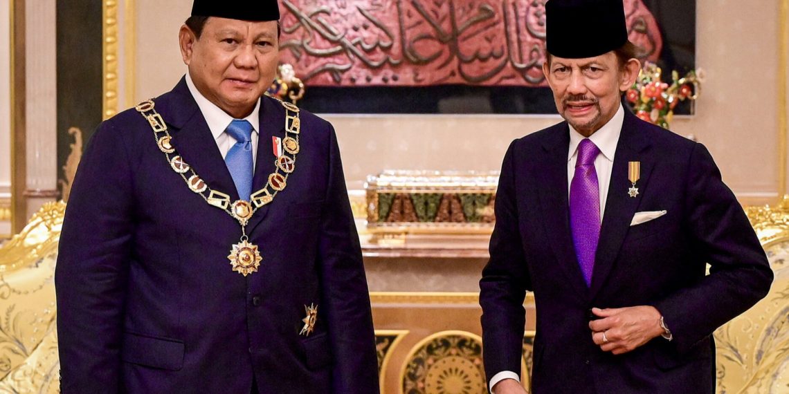 Presiden Republik Indonesia Prabowo Subianto menerima penganugerahan Bintang Kebesaran Negara Brunei Darussalam “Darjah Kerabat Laila Utama Yang Amat Dihormati” (D.K.L.U) dari Sultan Hassanal Bolkiah dalam kunjungan kenegaraannya ke Brunei Darussalam, pada Rabu, 14 Mei 2025. (Foto: BPMI Setpres)