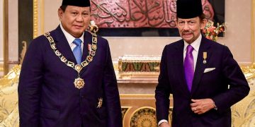 Presiden Republik Indonesia Prabowo Subianto menerima penganugerahan Bintang Kebesaran Negara Brunei Darussalam “Darjah Kerabat Laila Utama Yang Amat Dihormati” (D.K.L.U) dari Sultan Hassanal Bolkiah dalam kunjungan kenegaraannya ke Brunei Darussalam, pada Rabu, 14 Mei 2025. (Foto: BPMI Setpres)