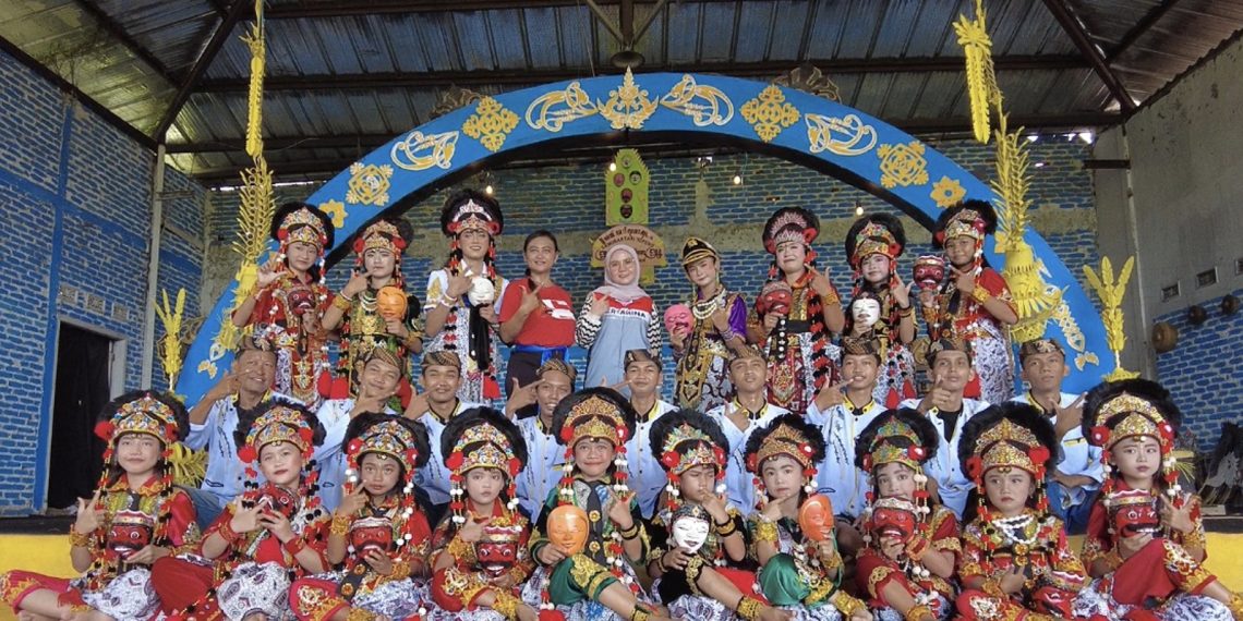 Penari muda Sanggar Tari Topeng Mimi Rasinah bersama Regional Jawa di Indramayu.