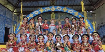 Penari muda Sanggar Tari Topeng Mimi Rasinah bersama Regional Jawa di Indramayu.