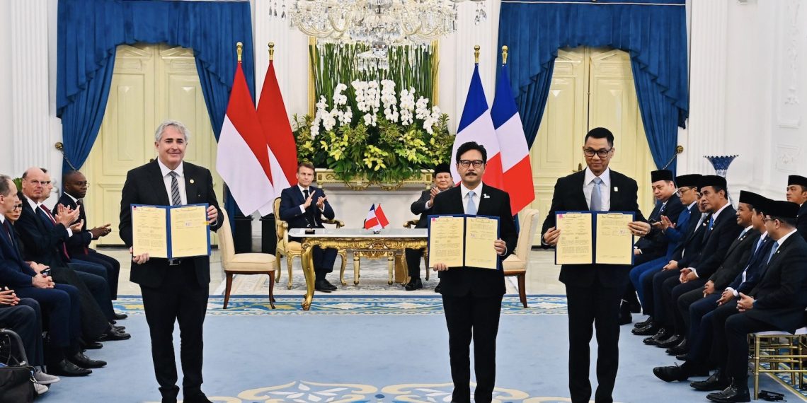 eremoni MoU showing antara PLN, PT SMI, dan HDF Energy terkait Pendanaan Pengembangan Hidrogen di Indonesia yang dilakukan oleh Direktur Utama PLN, Darmawan Prasodjo (kanan), Direktur Utama PT SMI, Reynaldi Hermansjah (tengah), dan Chief Executive Officer of Hydrogen de France SA, Damien Havard (kiri)