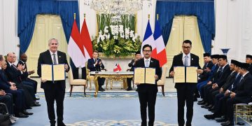 eremoni MoU showing antara PLN, PT SMI, dan HDF Energy terkait Pendanaan Pengembangan Hidrogen di Indonesia yang dilakukan oleh Direktur Utama PLN, Darmawan Prasodjo (kanan), Direktur Utama PT SMI, Reynaldi Hermansjah (tengah), dan Chief Executive Officer of Hydrogen de France SA, Damien Havard (kiri)