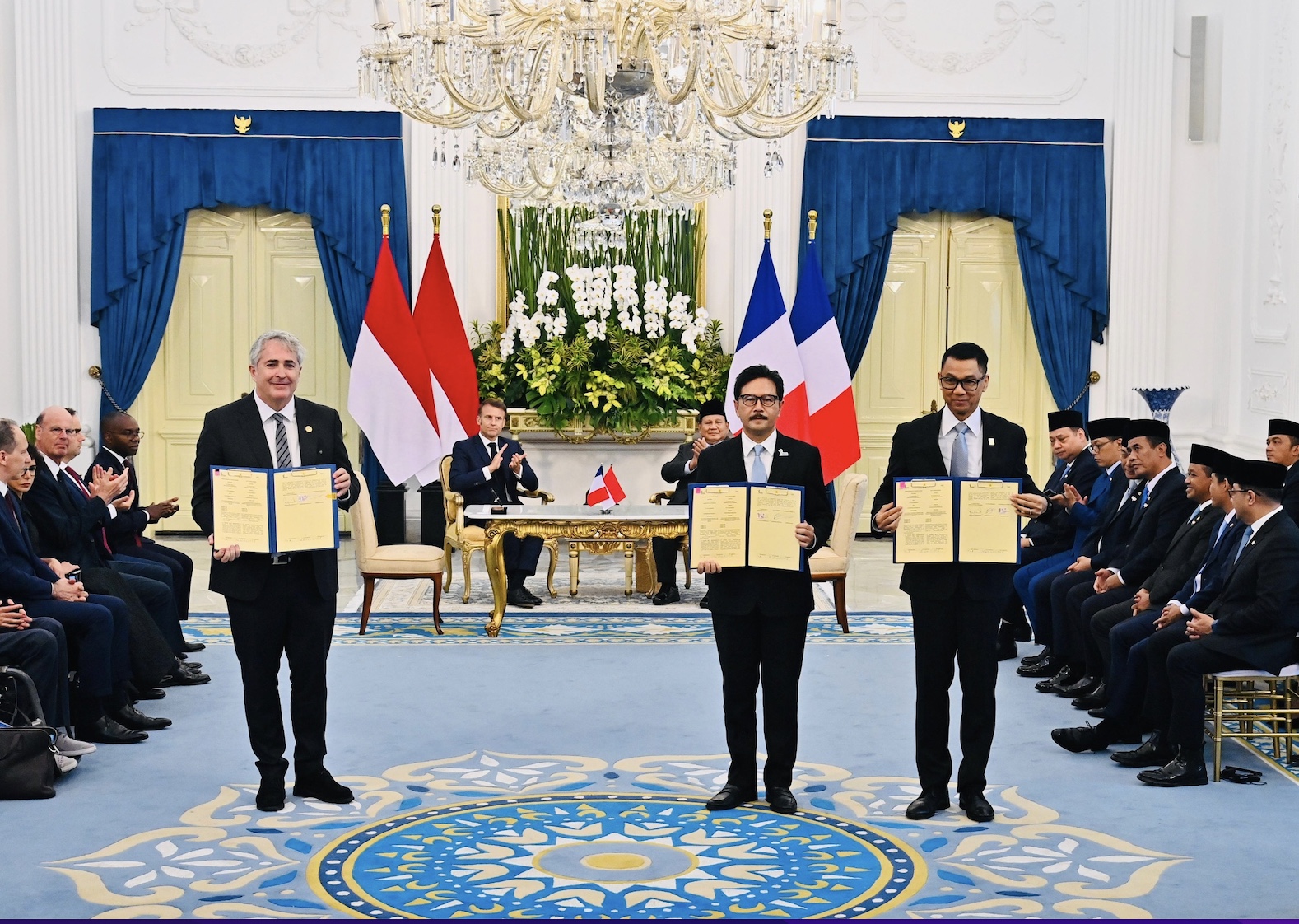 eremoni MoU showing antara PLN, PT SMI, dan HDF Energy terkait Pendanaan Pengembangan Hidrogen di Indonesia yang dilakukan oleh Direktur Utama PLN, Darmawan Prasodjo (kanan), Direktur Utama PT SMI, Reynaldi Hermansjah (tengah), dan Chief Executive Officer of Hydrogen de France SA, Damien Havard (kiri)