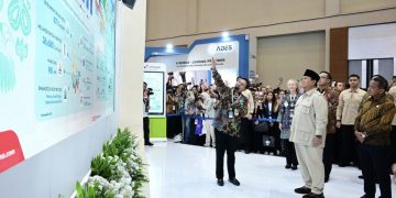 Presiden Prabowo Subianto mengunjungi pameran sesudah meresmikan pembukaan Konvensi dan Pameran Tahunan ke-49 Indonesian Petroleum Association (IPA Convex) Tahun 2025 yang digelar di Nusantara Hall, ICE BSD, Tangerang, pada Rabu, 21 Mei 2025. Foto: BPMI Setpres