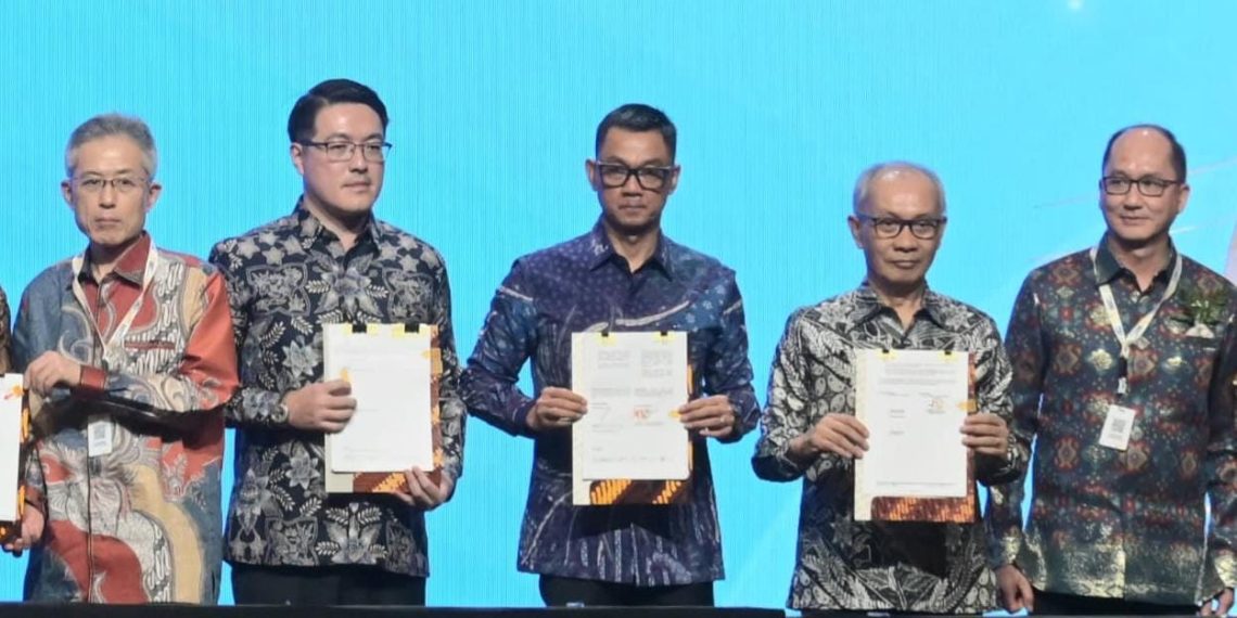 Direktur Utama PLN, Darmawan Prasodjo (tengah) ketika menandatangani Memorandum of Agreement (MoA) bersama Kontraktor Masela PSC - (INPEX Masela Ltd., PT Pertamina Hulu Energi Masela, dan Petronas Masela Sdn. Bhd)