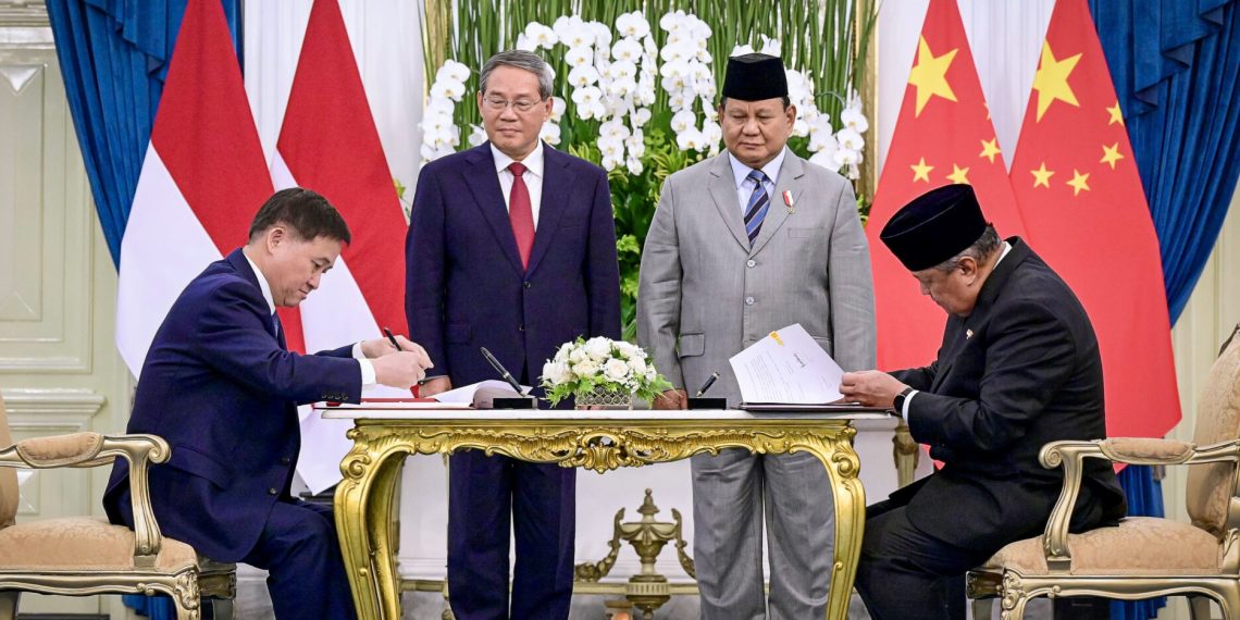 Presiden Republik Indonesia Prabowo Subianto dan Premier Republik Rakyat Tiongkok (RRT) Li Qiang menyaksikan penandatanganan 12 nota kesepahaman (MoU) strategis di Istana Merdeka, Jakarta, pada Minggu, 25 Mei 2025. (Foto: BPMI Setpres)