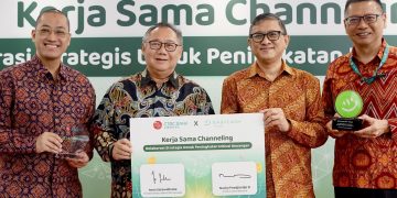 (Kiri-Kanan) Komisaris Utama Easycash Jimmy Muhamad Rifai Gani, Presiden Direktur CTBC Indonesia Iwan Satawidinata, Direktur Utama Easycash Nucky Poedjiardjo, dan Wakil Presiden Direktur CTBC Bank Indonesia Allen Lai berfoto bersama dalam seremoni peresmian kerja sama loan channeling antara CTBC Indonesia dan Easycash