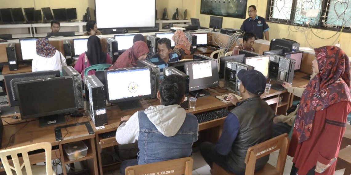 Melalui program kesetaraan Paket A, Paket B, dan Paket C yang diinisiasi oleh PKBM Famili, bekerja sama dengan PHE ONWJ, kini anak nelayan putus sekolah dapat melanjutkan pendidikan dalam menggapai cita-cita