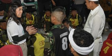 Meutya saat meninjau peserta pendidikan karakter di barak militer Resimen Armed 1/Sthira Yudha, Purwakarta, Jawa Barat, Rabu (14/5).