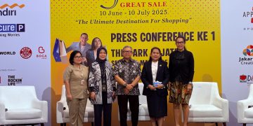 Ketua Pelaksana FJGS 2025 Mualim Wijoyo (tengah) dalam konferensi pers di The Park Pejaten, Senin, 26 Mei 2025.