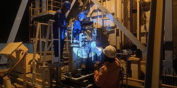 Petugas PLN Bali saat melakukan perbaikan sistem kelistrikan pada Jumat (2/5) malam, memastikan gangguan dapat dipulihkan secepatnya.