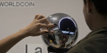 Dalam beberapa bulan terakhir, ratusan ribu orang di Argentina telah berdiri di depan bola Worldcoin untuk memindai iris mata mereka (foto : Ist)