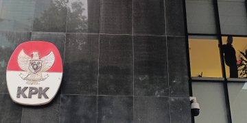 Logo KPK dan Petugas KPK