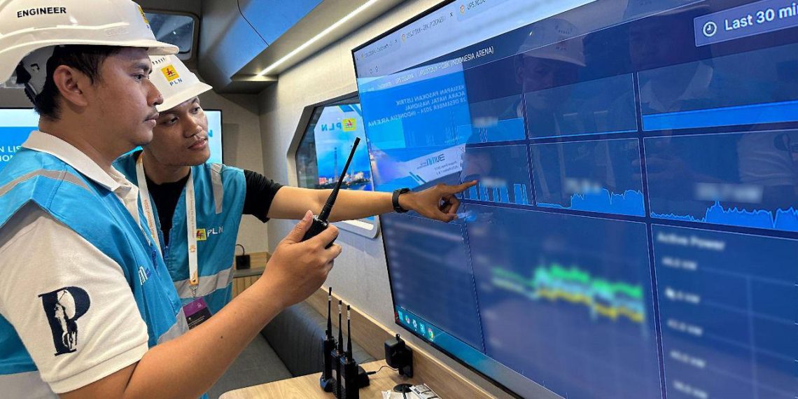 Petugas PLN saat melakukan monitoring pasokan listrik secara berlapis dan real time melalui Distribution Control Center (DCC) Mobile.