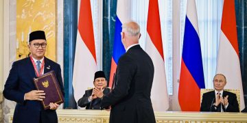 Presiden Republik Indonesia Prabowo Subianto dan Presiden Federasi Rusia Vladimir Putin menyaksikan langsung prosesi pertukaran sejumlah dokumen kerja sama bilateral antara pemerintah Indonesia dan Rusia di Istana Konstantinovsky, St. Petersburg, pada Kamis, 19 Juni 2025. (Foto: BPMI Setpres)