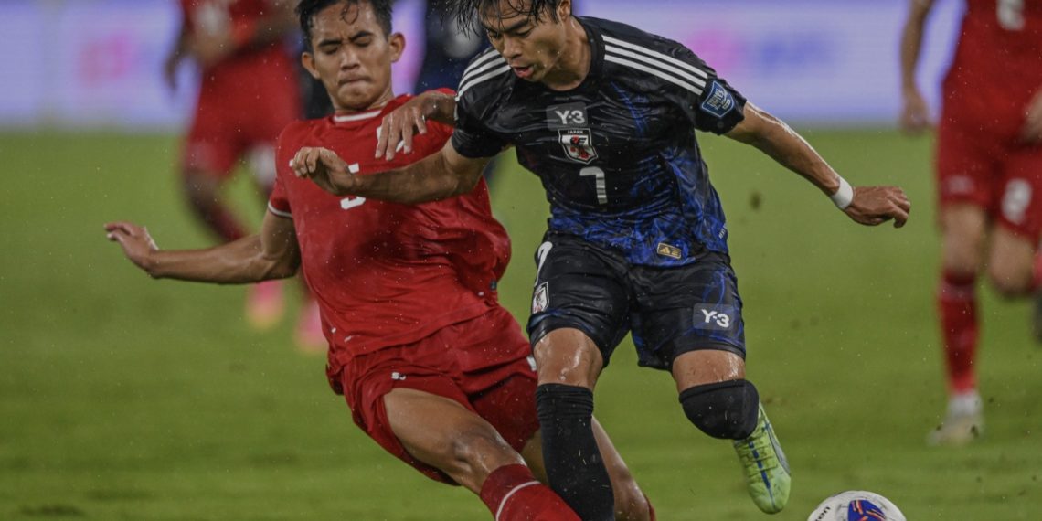 Pesepak bola Timnas Indonesia Rizky Ridho Ramadhani (kiri) berebut bola dengan pesepak bola Timnas Jepang Kaoru Mitoma (kanan) pada pertandingan Grup C putaran ketiga Kualifikasi Piala Dunia 2026 Zona Asia di Stadion Utama Gelora Bung Karno, Senayan, Jakarta, Jumat (15/11/2024) (Foto: ANTARA