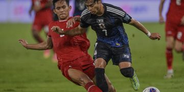 Pesepak bola Timnas Indonesia Rizky Ridho Ramadhani (kiri) berebut bola dengan pesepak bola Timnas Jepang Kaoru Mitoma (kanan) pada pertandingan Grup C putaran ketiga Kualifikasi Piala Dunia 2026 Zona Asia di Stadion Utama Gelora Bung Karno, Senayan, Jakarta, Jumat (15/11/2024) (Foto: ANTARA