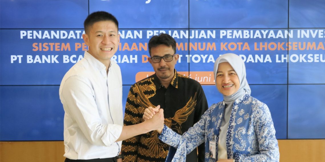 (ki-ka) Direktur Utama PT Toya Perdana Lhokseumawe Cipta Ciputra Harun; Direktur PDAM le Beusaree Rata Lhokseumawe Saifuddin; dan Presiden Direktur BCA Syariah Yuli Melati Suryaningrum