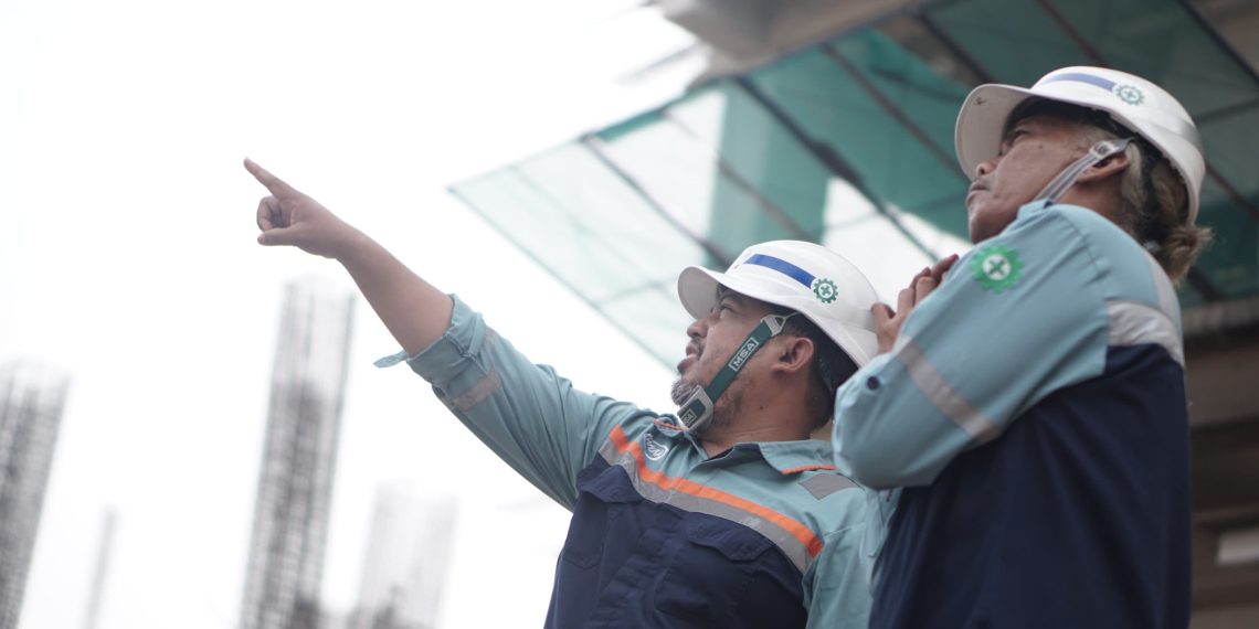 Direktur Utama WIKA, Agung Budi Waskito (Agung BW) (kiri) saat meninjau Proyek Pengendalian Banjir Sistem Tenggang-Sringin Paket I Tahap I di Provinsi Jawa Tengah