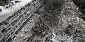 Petugas penyelamat dan pemadam kebakaran memeriksa lokasi serangan rudal langsung yang diluncurkan dari Iran di Tel Aviv (Foto: AP)