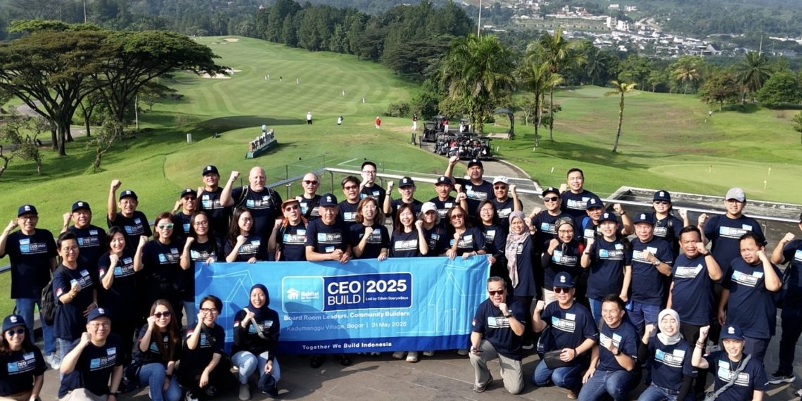 Habitat for Humanity Indonesia bersama 58 Chief Executive Officer (CEO) dan pimpinan dari berbagai perusahaan dan institusi pendidikan membangun lima rumah dari 38 rumah layak huni di Desa Kadumanggu, Kecamatan Babakan Madang, Kabupaten Bogor