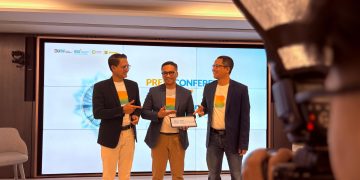 SVP Islamic Ecosystem Solution BSI Muhammad Habiby (kiri), SVP Marketing Communication BSI Muhammad Arif Gunawan (tengah) dan Corporate Secretary BSI Wisnu Sunandar (kanan) berbincang bersama saat memaparkan rencana gelaran BSI International Expo 2025 yang akan diselenggarakan 26-29 Juni 2025.