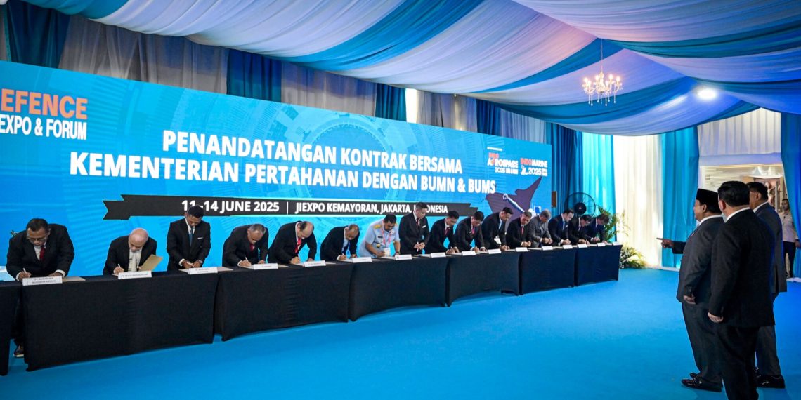 Presiden Prabowo Subianto menyaksikan langsung prosesi penandatanganan 27 kontrak dengan industri pertahanan dan upgrading 20 Rumah Sakit TNI usai pembukaan Indo Defence 2025 Expo & Forum di JIEXPO Kemayoran, Jakarta, pada Rabu, 11 Juni 2025. (Foto: BPMI Setpres)