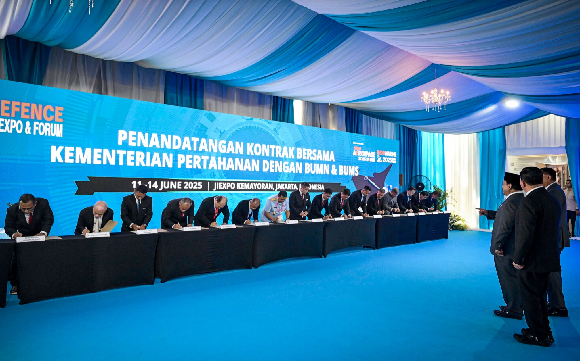 Presiden Prabowo Subianto menyaksikan langsung prosesi penandatanganan 27 kontrak dengan industri pertahanan dan upgrading 20 Rumah Sakit TNI usai pembukaan Indo Defence 2025 Expo & Forum di JIEXPO Kemayoran, Jakarta, pada Rabu, 11 Juni 2025. (Foto: BPMI Setpres)