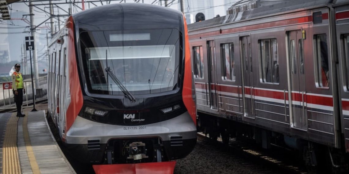 Rangkaian kereta rel listrik (KRL) baru seri Commuter Line Indonesia (CLI)-125 memasuki peron saat pengoperasian perdana di Stasiun Manggarai, Jakarta, Minggu (1/6/2025). Foto: ANTARA