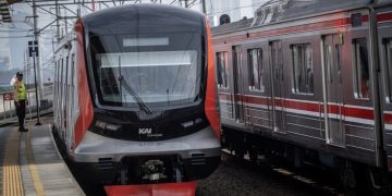 Rangkaian kereta rel listrik (KRL) baru seri Commuter Line Indonesia (CLI)-125 memasuki peron saat pengoperasian perdana di Stasiun Manggarai, Jakarta, Minggu (1/6/2025). Foto: ANTARA