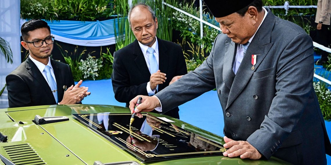 Presiden Prabowo Subianto secara resmi meresmikan peluncuran kendaraan listrik taktis terbaru produksi PT Pindad, yakni MV3-EV “PANDU”, dalam ajang Indo Defence 2025 Expo & Forum yang digelar di JIEXPO Kemayoran, Jakarta, pada Rabu, 11 Juni 2025. (Foto: BPMI Setpres)