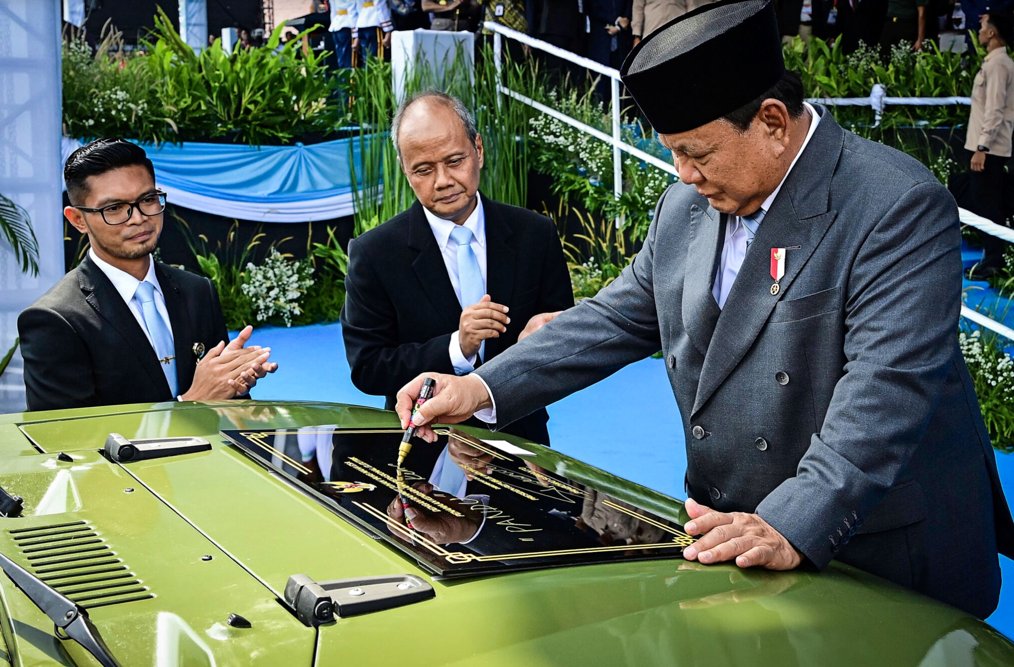Presiden Prabowo Subianto secara resmi meresmikan peluncuran kendaraan listrik taktis terbaru produksi PT Pindad, yakni MV3-EV “PANDU”, dalam ajang Indo Defence 2025 Expo & Forum yang digelar di JIEXPO Kemayoran, Jakarta, pada Rabu, 11 Juni 2025. (Foto: BPMI Setpres)