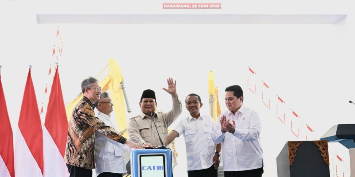 Presiden Prabowo Subianto meresmikan groundbreaking ekosistem industri baterai kendaraan listrik terintegrasi konsorsium ANTAM-IBC-CBL di Artha Industrial Hills (AIH), Kabupaten Karawang, Provinsi Jawa Barat pada Minggu, 29 Juni 2025.