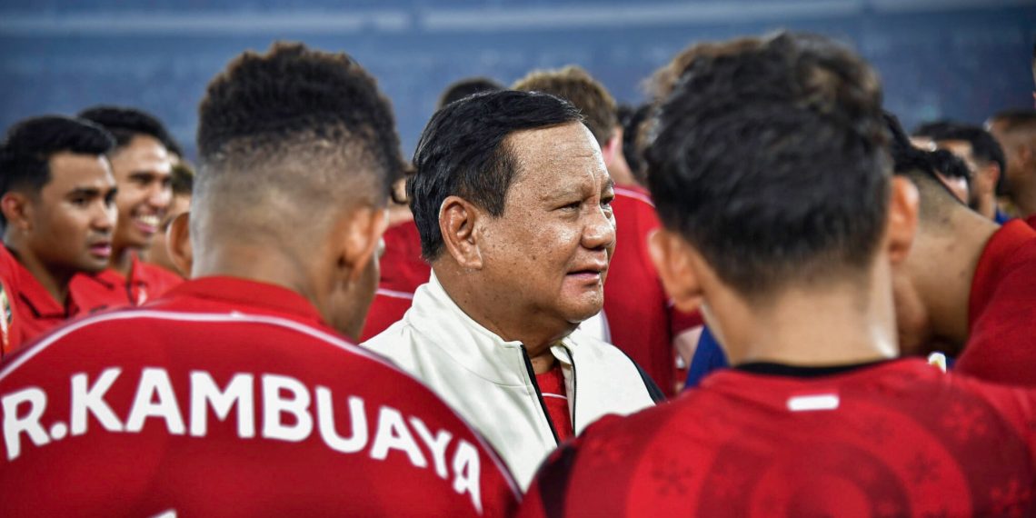 a silhouette of a fish a black symbol with a white cross hat a green circle with a black center Presiden Prabowo Subianto menyaksikan langsung pertandingan Kualifikasi Piala Dunia 2026 Indonesia melawan China di Stadion Utama Gelora Bung Karno, Jakarta, pada Kamis, 5 Juni 2025. (Foto: BPMI Setpres) Presiden Prabowo Subianto menyaksikan langsung pertandingan Kualifikasi Piala Dunia 2026 Indonesia melawan China di Stadion Utama Gelora Bung Karno, Jakarta, pada Kamis, 5 Juni 2025. (Foto: BPMI Setpres)