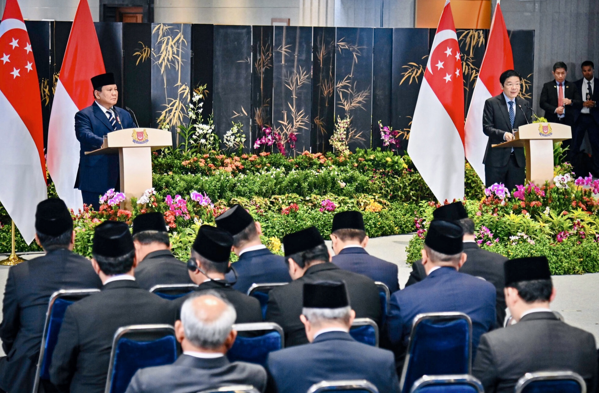 Presiden Prabowo Subianto dan Perdana Menteri (PM) Singapura Lawrence Wong melakukan pernyataan pers bersama usai Leaders’ Retreat yang digelar di Parliament House, Singapura, pada Senin, 16 Juni 2025. (Foto: BPMI Setpres)