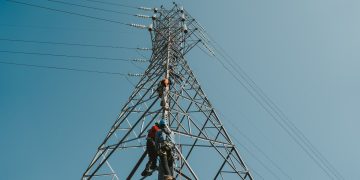 Petugas PLN melakukan pengecekan pada tower transmisi di Desa Tengatiba, Kec. Aesesa Selatan, Kab. Nagekeo, Nusa Tenggara Timur.