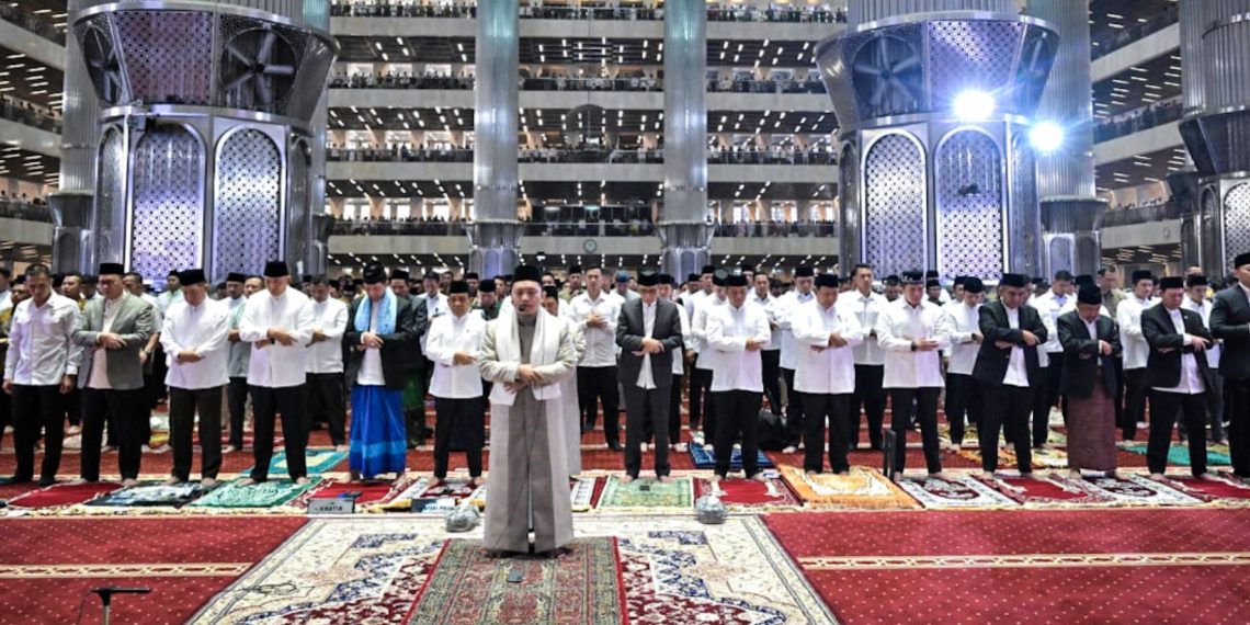 a silhouette of a fish a black symbol with a white cross hat a green circle with a black center Presiden Prabowo Subianto menunaikan salat Iduladha 1446 Hijriah di Masjid Istiqlal, Jakarta, pada Jumat pagi, 6 Juni 2025. (Foto: BPMI Setpres) Presiden Prabowo Subianto menunaikan salat Iduladha 1446 Hijriah di Masjid Istiqlal, Jakarta, pada Jumat pagi, 6 Juni 2025. (Foto: BPMI Setpres)